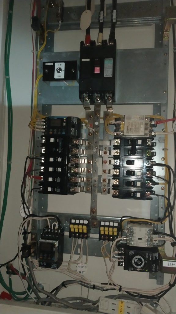 独特な 日東工業 PEN10-24-13JC クリーム アイセーバープラグイン電灯分電盤 一次送りスイッチ(MCB2・3個)付 漏電